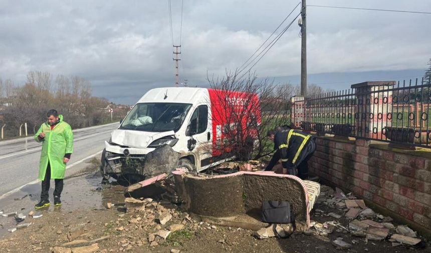 Pınarhisar'da panelvan araç çeşmeye çarptı: 1 yaralı