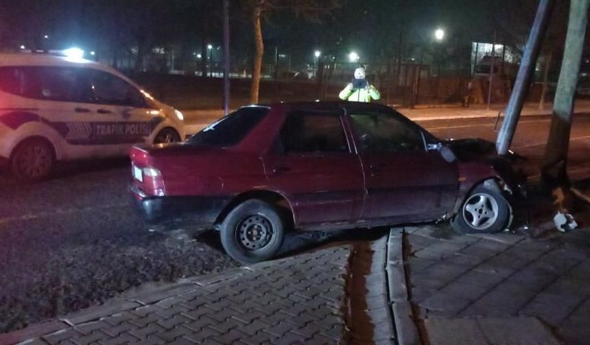 Demir direğe saplandı, hurdaya dönen araç sürücüsü kayıplara karıştı