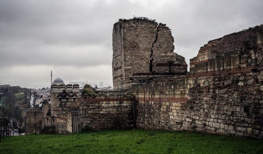 İstanbul'un Kara Surları yıkılmak üzere