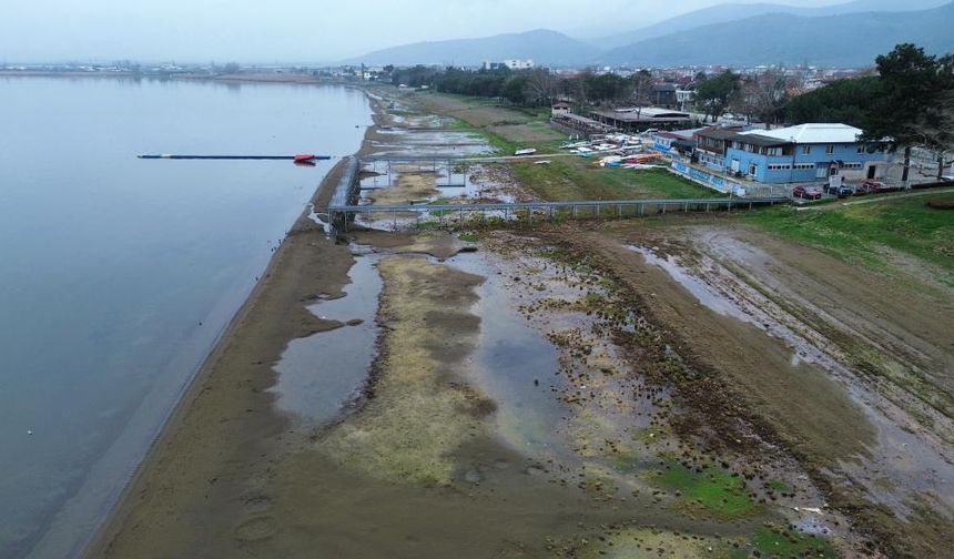 Fabrikaların tonlarca su çektiği İznik Gölü 200 metre çekildi