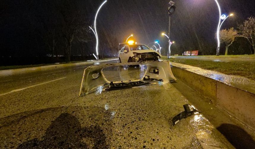 Su birikintisi kazaya sebep oldu: Otomobil önce direğe sonra kaldırıma çarptı