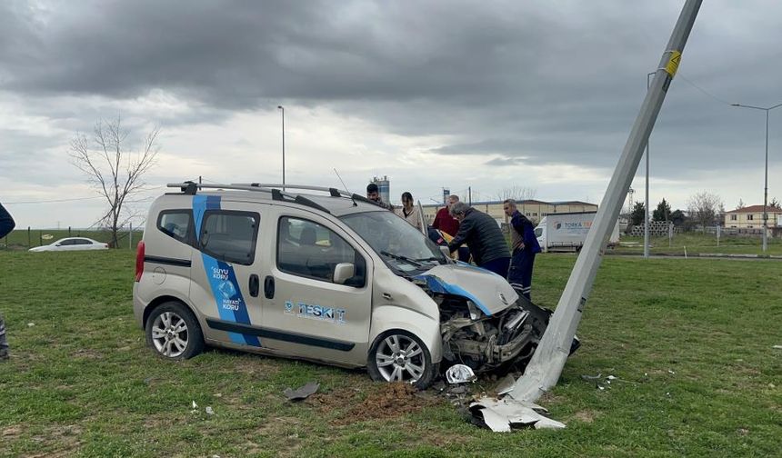 Dönel kavşakta direğe çarpan aracın sürücüsü yaralandı