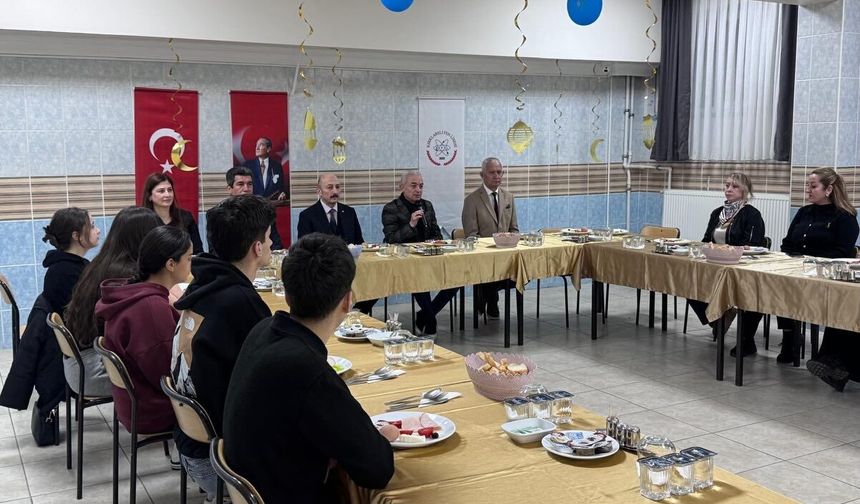 Vali Turan Öğrencilerle Sahurda Buluştu