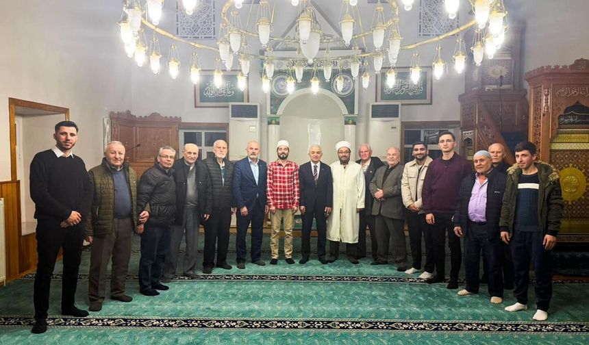 Vali Turan Vatandaşlarla Teravih Namazında Buluştu