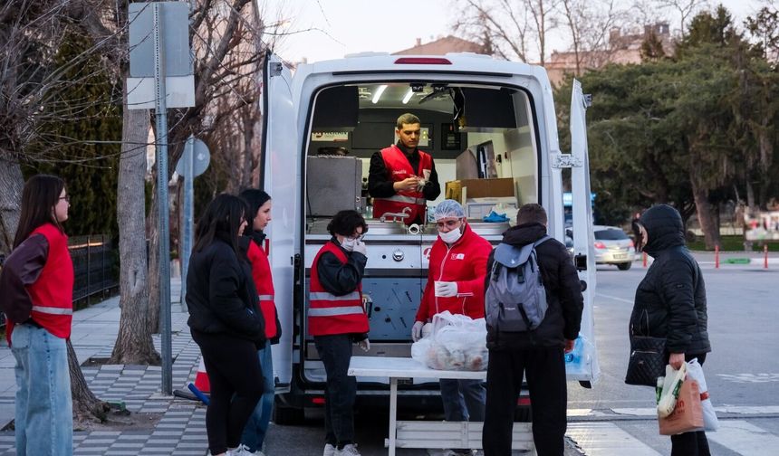 Kızılay’dan İftara Yetişemeyenlere Çorba İkramı