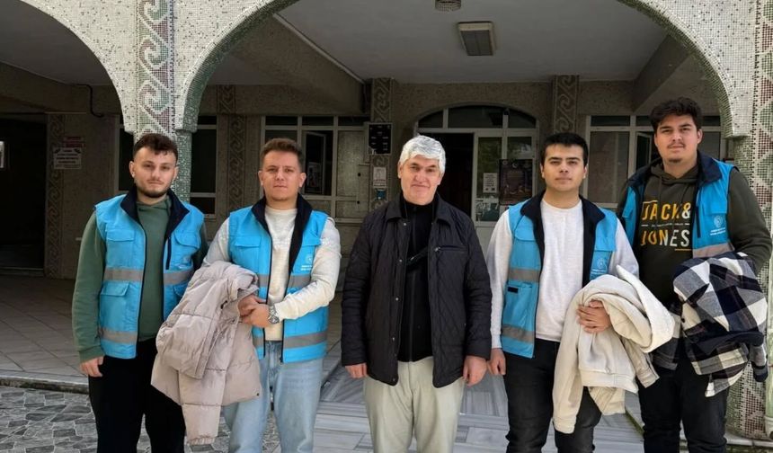 Lüleburgaz’da Üniversite Öğrencilerinden Camide Gönüllü Temizlik