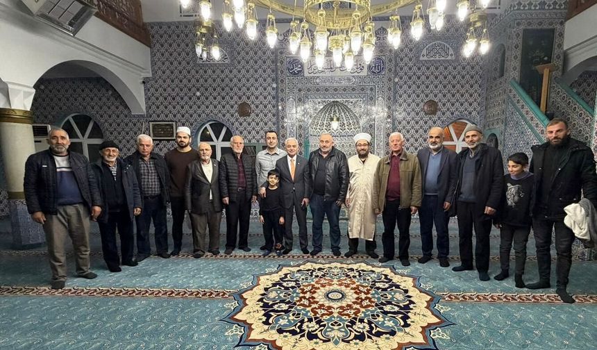 Vali Turan Vatandaşlarla Teravihte Buluştu