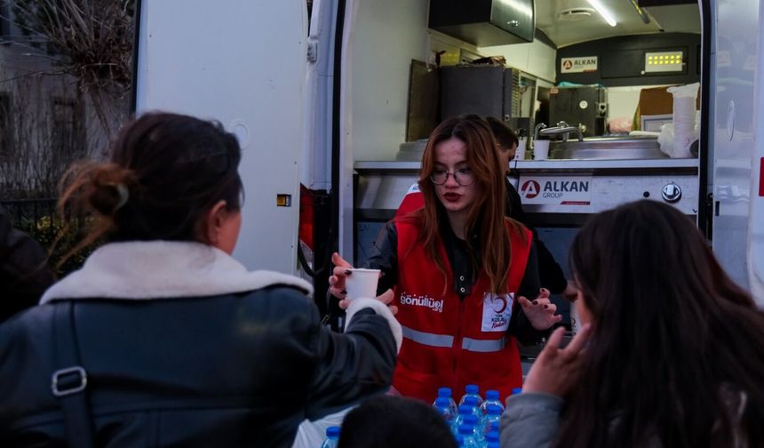 Kızılay’dan İftara Yetişemeyen Vatandaşlara İkram