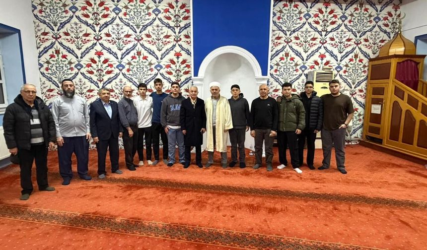 Vali Turan Teravihte Vatandaşlarla Buluştu