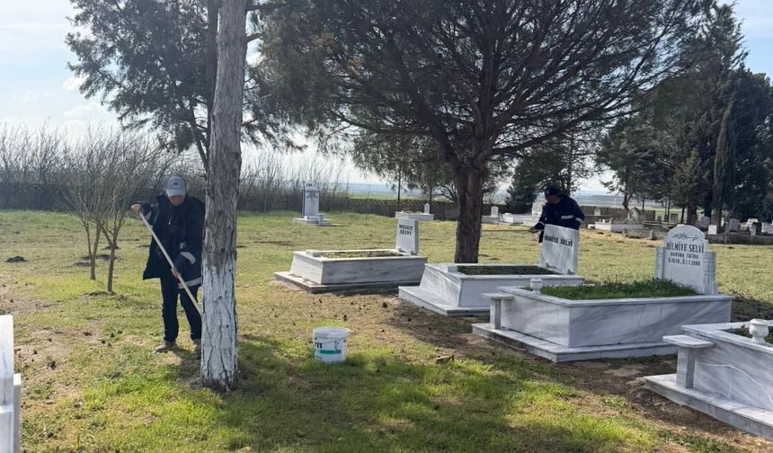 Büyükkarıştıran’da Mezarlıklarda Bakım Çalışması Yapıldı