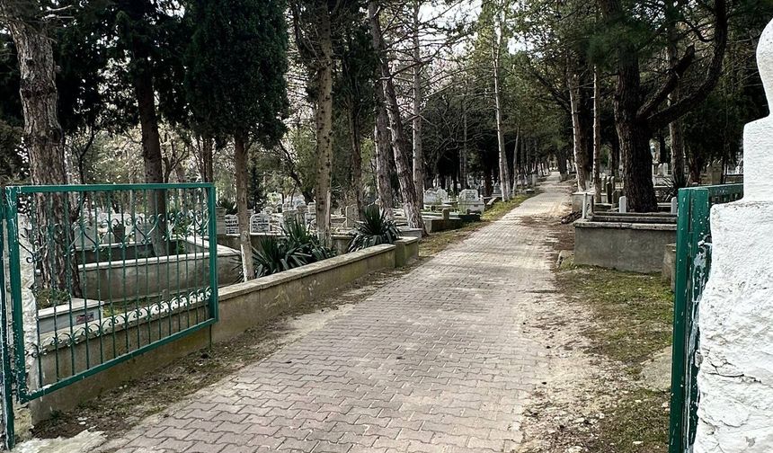 Vize’de Mezarlıklar Bayrama Hazırlandı