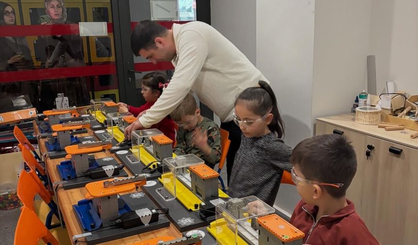 Kütüphanede Çocuklara Özel Ahşap Atölyesi