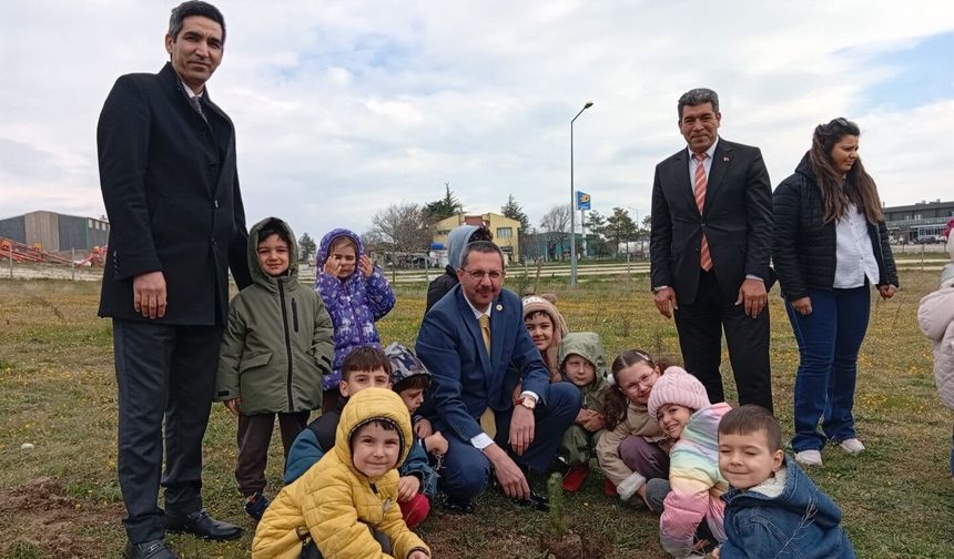 Kaymakam Özderin Öğrencilerle Fidan Dikti