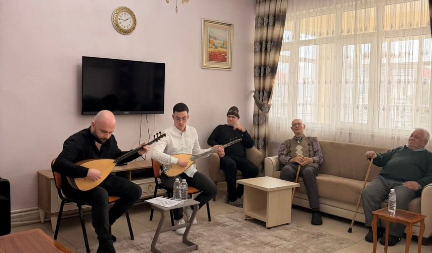 Huzurevinde Türkü Dinletisi Düzenlendi