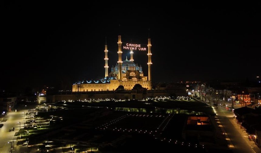 Selimiye Camii’nde mahya mesajı değişti: "Camide Hayat Var"