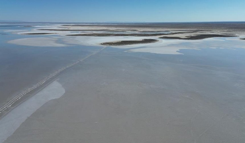 Kuruma tehlikesi yaşanan Tuz Gölü yeniden canlandı