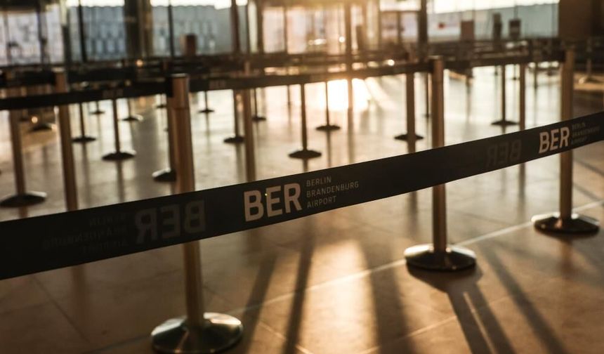 Berlin Brandenburg Havalimanı'nda grev nedeniyle 445 uçuş iptal oldu, 57 bin yolcu etkilendi