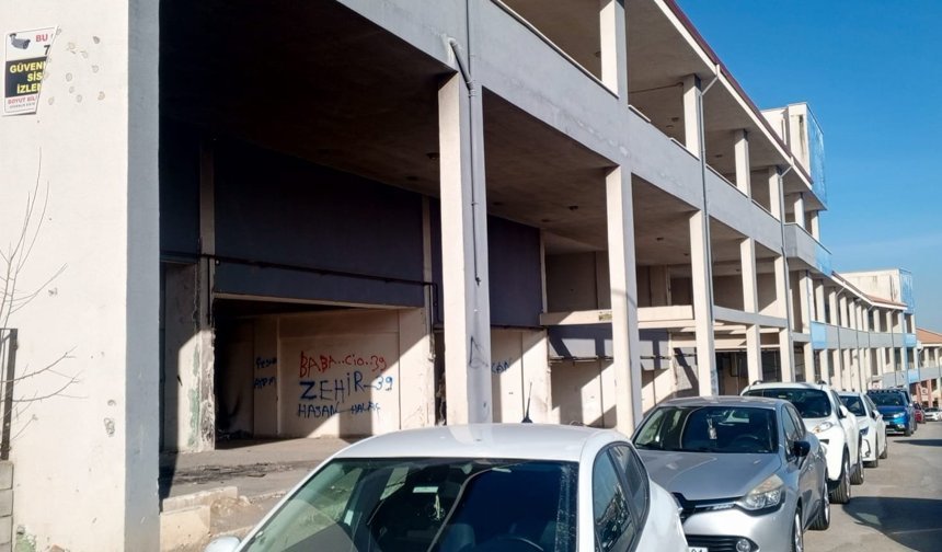 Hastane Önündeki Boş Dükkanlar Tahrip Ediliyor