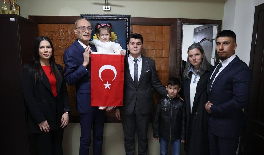 Minik Gülsu’dan “Bayrak” Şiiriyle Gururlandıran Performans