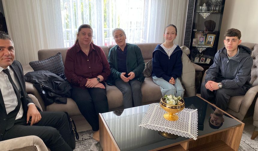 Öğretmen ve Öğrencilerden Şehit Annesine Bayram Ziyareti