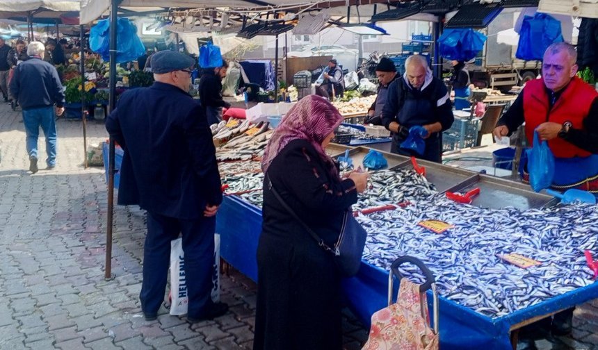 Cumartesi Pazarında Öğle Saatlerinde Yoğunluk