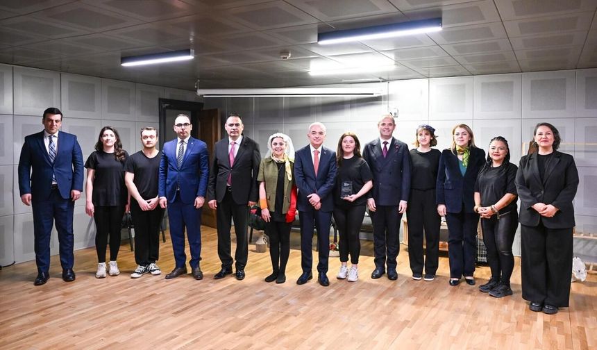 Protokol “Çirkin” Tiyatro Oyununu İzledi