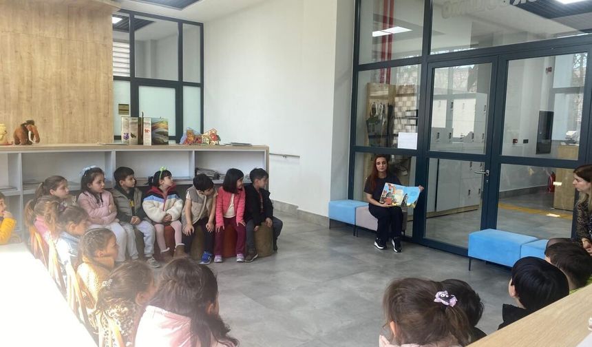 Miniklerden Kütüphaneye Anlamlı Ziyaret