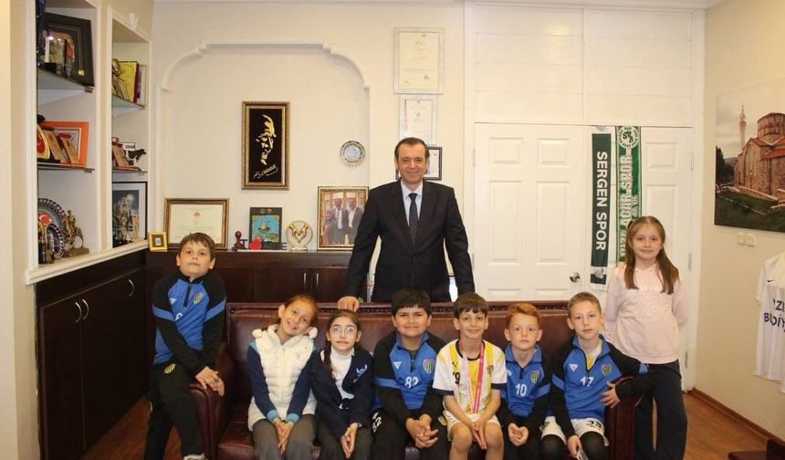Minik Öğrencilerden Başkan Özalp’e Ziyaret