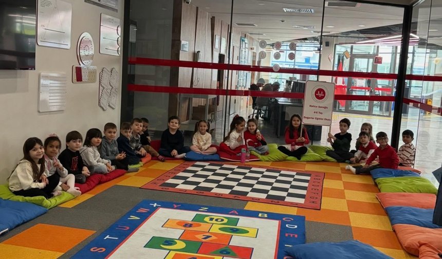 Kütüphanede Miniklere Masal Etkinliği