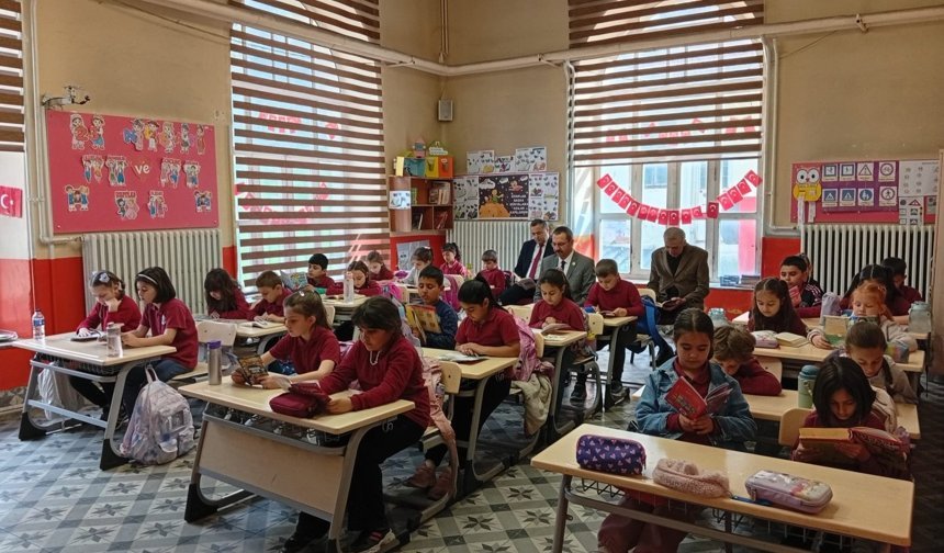 Özderin, Öğrencilerle Okuma Saatine Katıldı