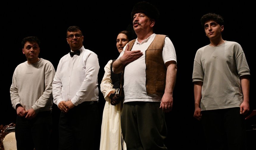 Tiyatro Festivalinde “Ayı” Oyunu Sahnelendi