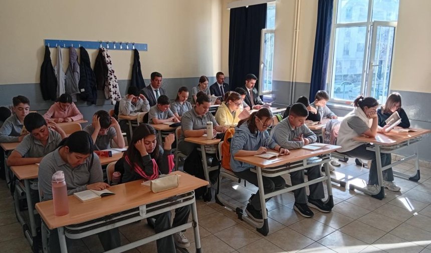Kaymakam Özderin Atatürk Ortaokulu’nda Okuma Saatine Katıldı