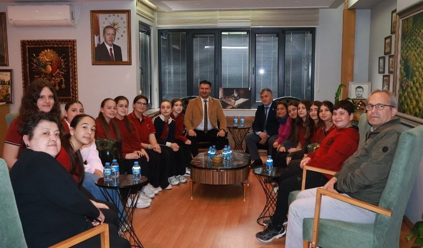 Başkan Yayla Tiyatro Ekibini Makamında Ağırladı