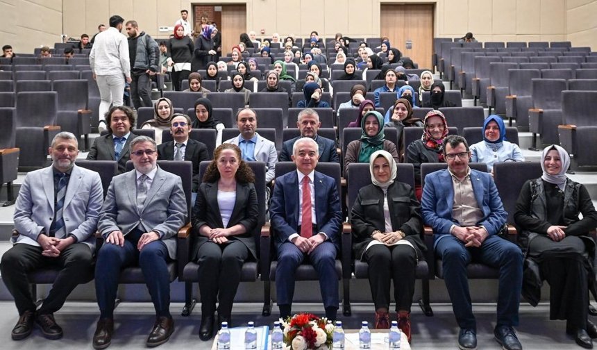 Vali Turan, “Modern Dünyada İslam ve Kadına Dair Yeni Bir Okuma” Konferansına Katıldı