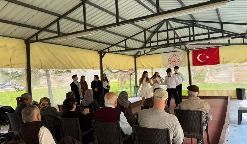 Huzurevinde Öğrencilerden Anlamlı Ziyaret