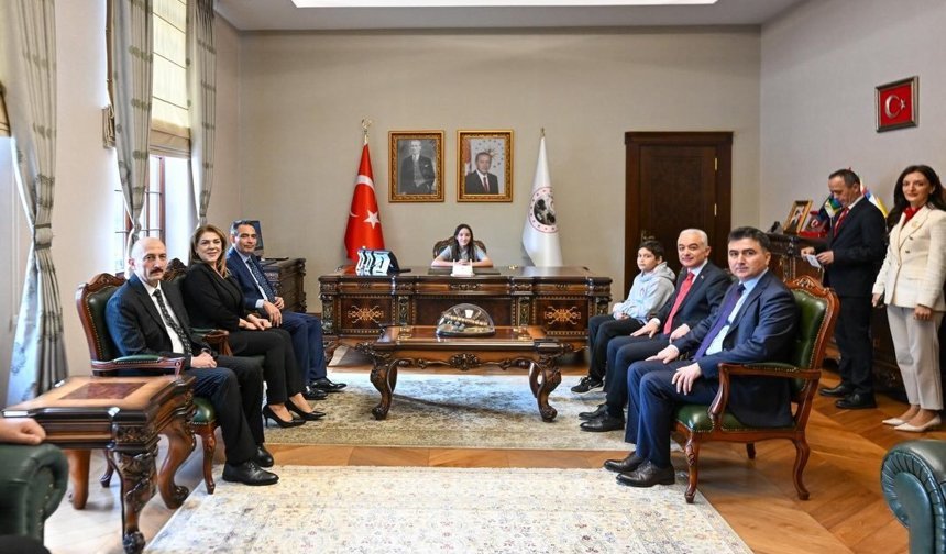 Vali Turan’dan 23 Nisan’da Anlamlı Devir Teslim