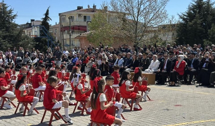 Başkan Erdem 23 Nisan Coşkusunu Öğrencilerle Paylaştı