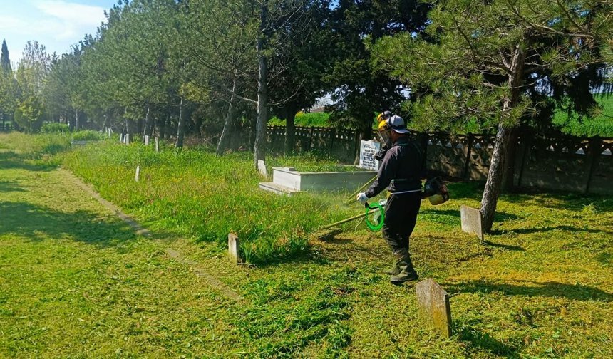 Evrensekiz’de Mezarlıklar Bayrama Hazır