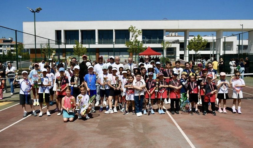 Kort Tenisi Turnuvası’nda Madalyalar Sahiplerini Buldu