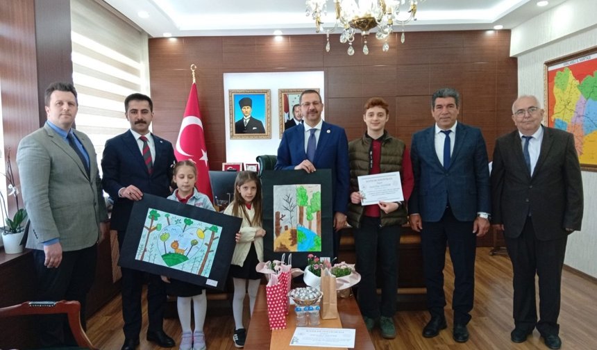 Başarılı Öğrenciler Kaymakamlıkta Ödüllendirildi