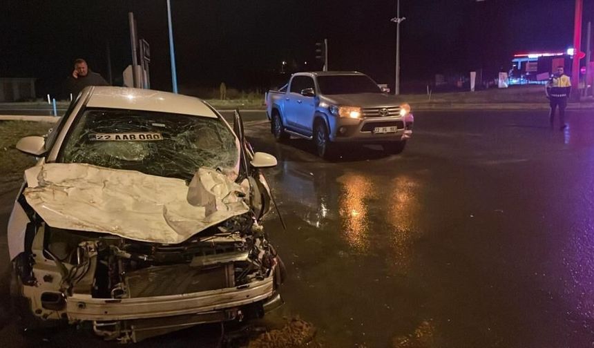 İpsala'da tır, otomobil ve kamyonet ile çarpıştı: 1 yaralı