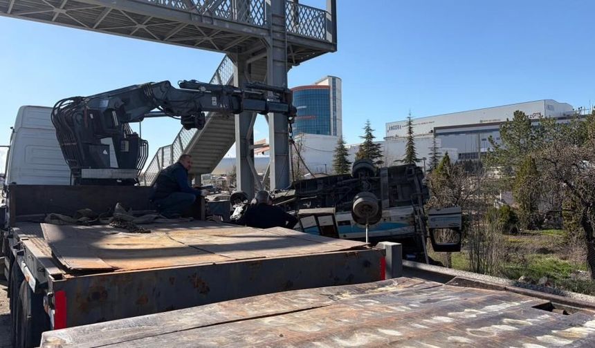 Ankara'da özel halk otobüsü köprü direğine çarptı: 5 ölü, 15 yaralı