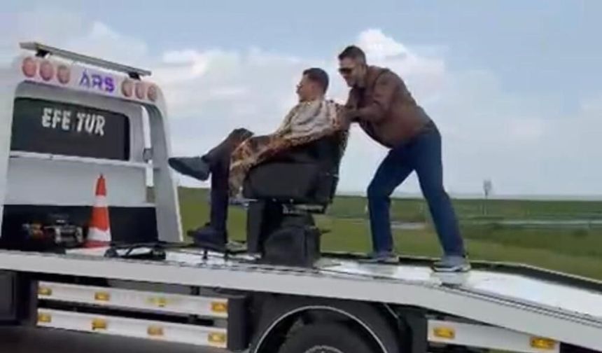 Tekirdağ'da görenler şaşırdı : Müşterisini çekici üzerinde traş etti