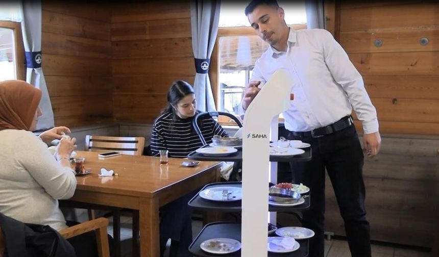 Edirne'de robot garson hizmete başladı, müşteriler memnun