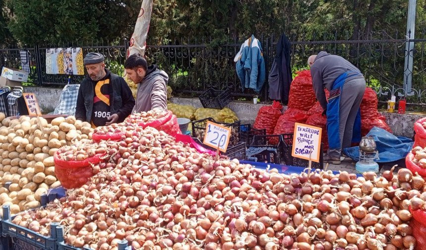 Cumartesi Pazarında Sebze ve Meyve Tezgâhları Dolu