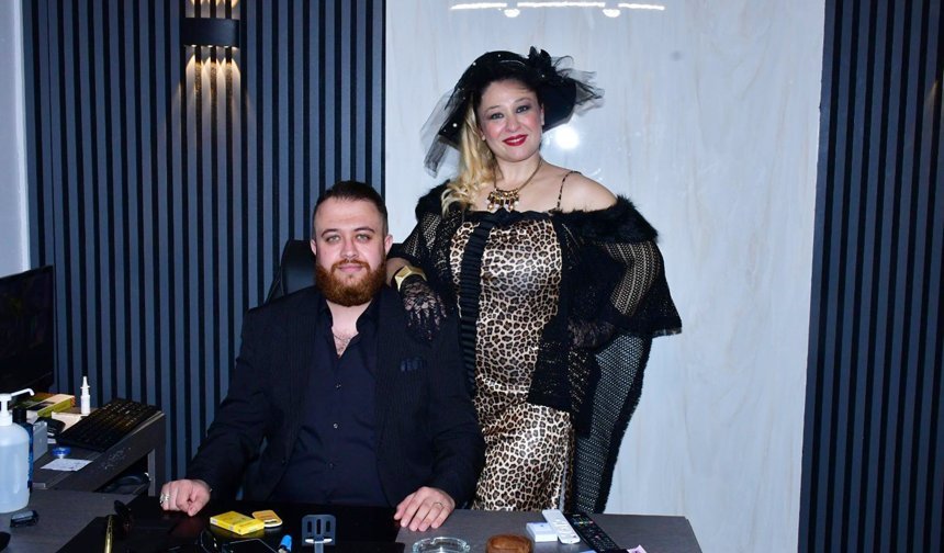 Mert Ozan Düz'e Tiyatro Sahnesinde Doğum Günü