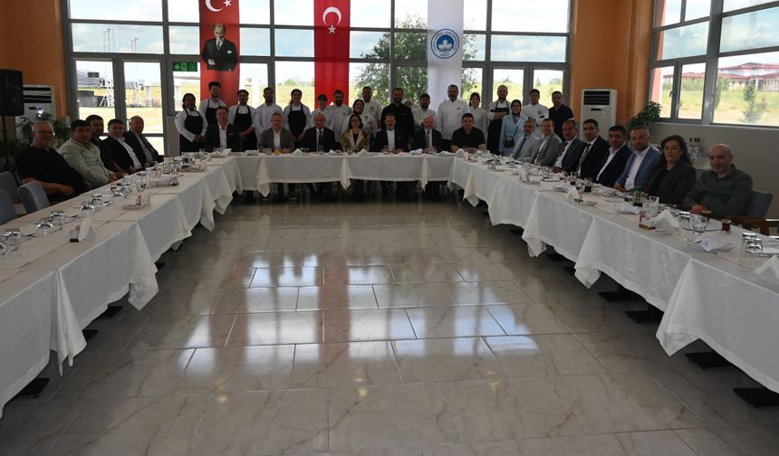 Kursiyerlere Final Yemeğinde Belgeleri Verildi