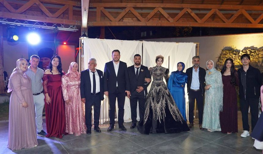 Başkan Talay Genç Çiftin Nişan Yüzüklerini Taktı