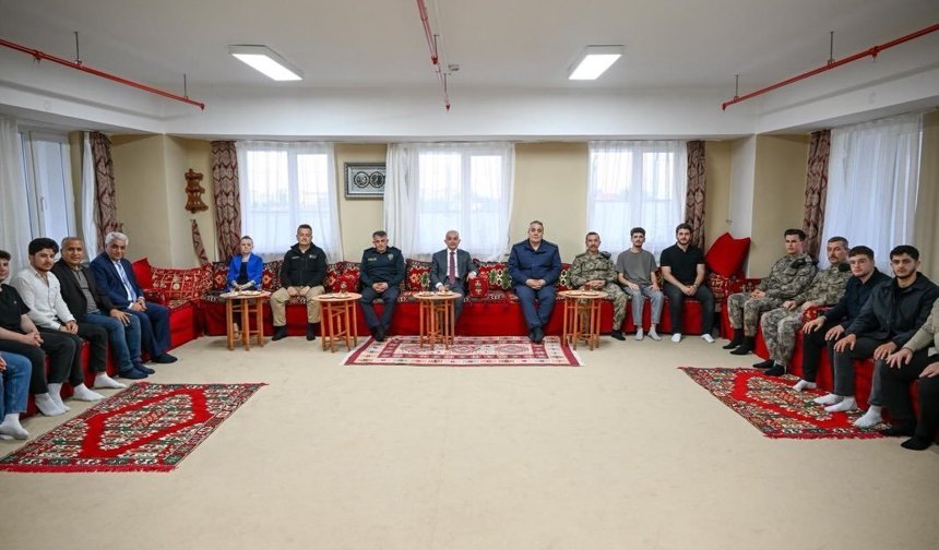 Vali Turan Öğrencilerle Yurtta Buluştu