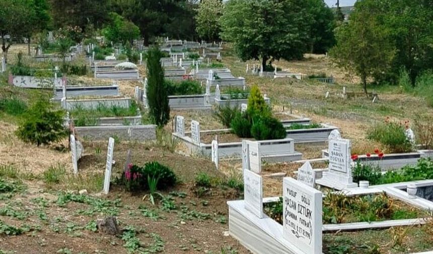 Kaynarca Mezarlığı Bayrama Hazırlandı
